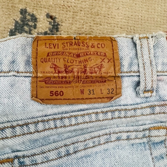 Levi Distressed Mom Light Wash High Waist Jeans Size 31 - Picture 10 of 10